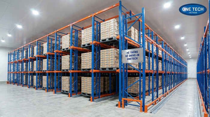 Kệ drive in lane sâu Kệ drive in lane sâu giúp lưu trữ nhiều pallet cùng mã hàng