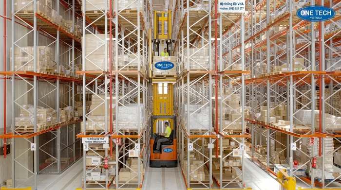 Xe nâng VNA vận hành trong hệ thống kệ có lối đi hẹp
